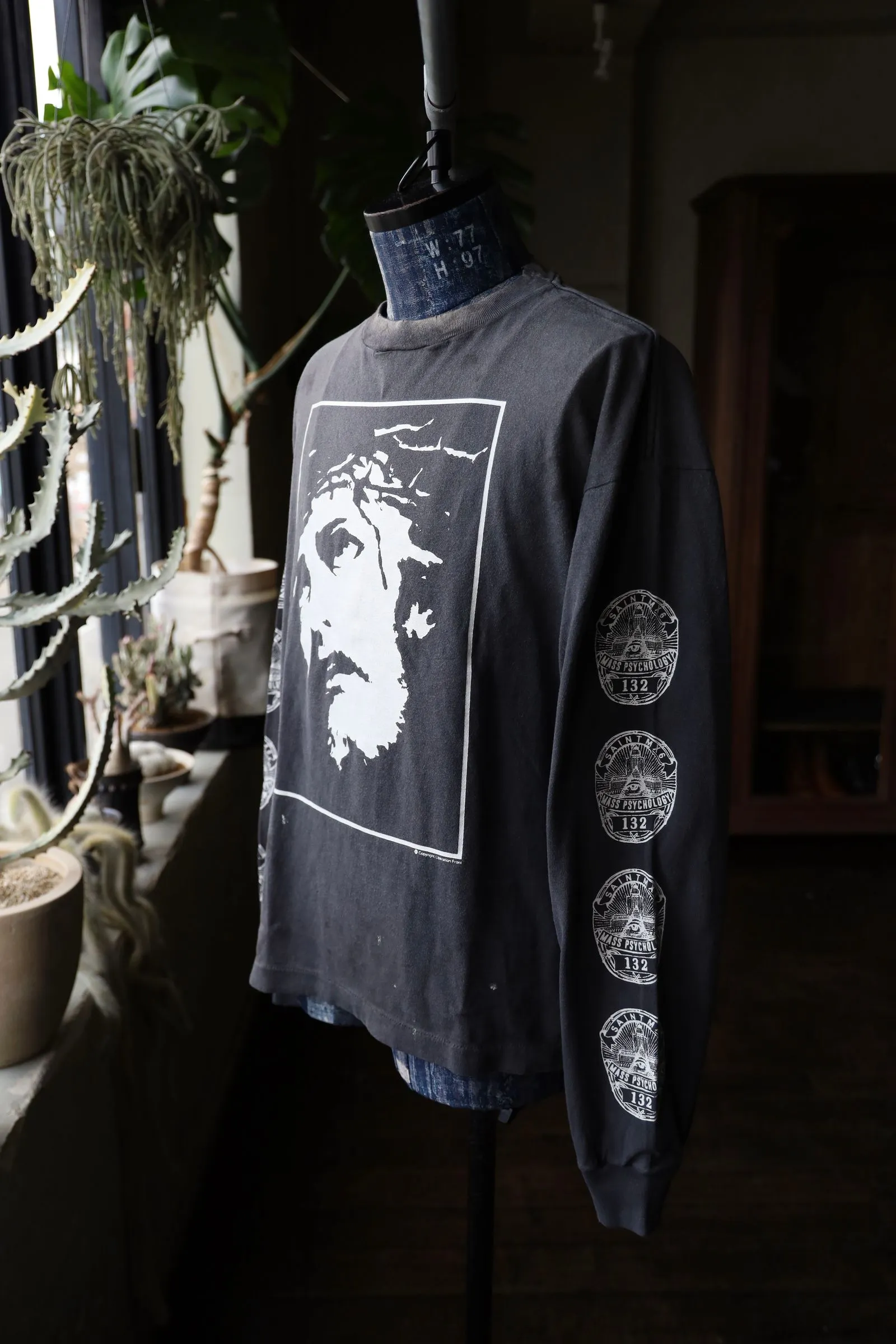 SAINT Mxxxxxx LOVE SAINT LS TEE/BLK LOVE SAINT Big Jesus washed and distressed long sleeves, washed black S-XL, cylindrical cloth Assute dyeing, heavy washing and water fading, pure hand-splashed ink holes, simulated natural fading and old effects, correct version, correct main mark/washed mark/angel anti-counterfeiting label, OEM by domestic top printing factory, top purchasing agent level